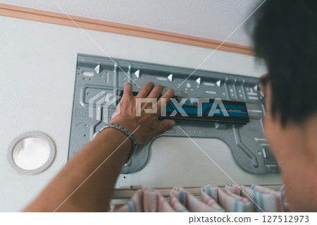 檢查空調後面板的安裝位置 127512973