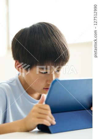 男孩眼睛距離監視器太近 127512990