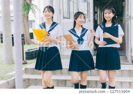 High school girl moving between classrooms 127513004