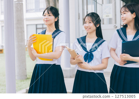 High school girl moving between classrooms 127513005