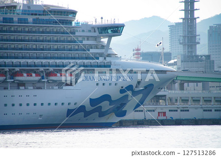 停泊在神戶港的豪華遊輪“鑽石公主號” 停泊在神戶港的豪華遊輪“鑽石公主號” 127513286
