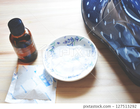 Deodorizer made from ice pack contents 127513292