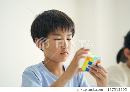 玩魔術方塊的男孩 127513305