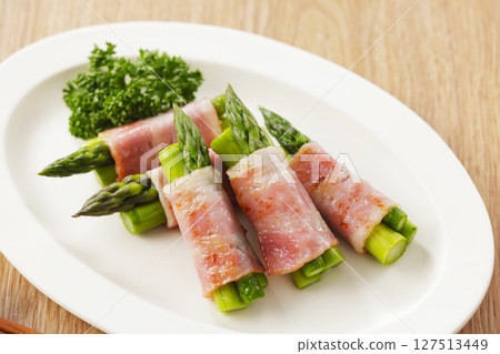 培根包裹的蘆筍盛放在盤子裡 127513449
