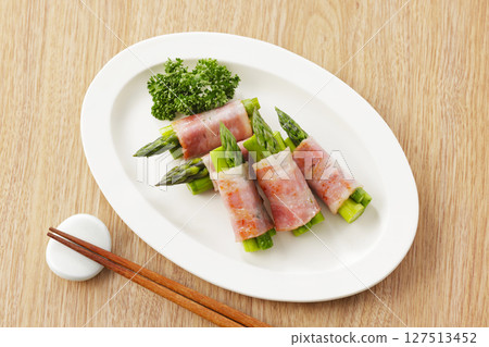 Bacon wrapped asparagus served on a plate 127513452
