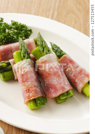 培根包裹的蘆筍盛放在盤子裡 培根包裹的蘆筍盛放在盤子裡 127513455