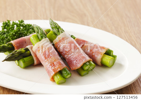 培根包裹的蘆筍盛放在盤子裡 127513456