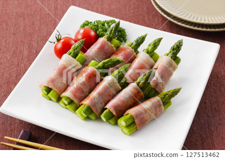培根包裹的蘆筍盛放在盤子裡 培根包裹的蘆筍盛放在盤子裡 127513462
