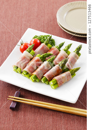 Bacon wrapped asparagus served on a plate 127513466