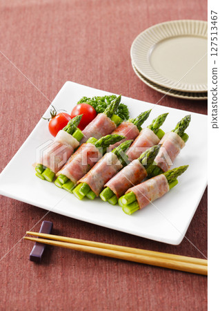 培根包裹的蘆筍盛放在盤子裡 127513467
