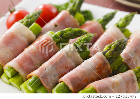 培根包裹的蘆筍盛放在盤子裡 127513472