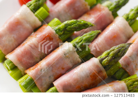 Bacon wrapped asparagus served on a plate 127513483