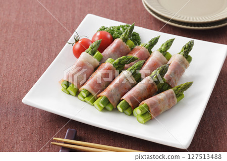培根包裹的蘆筍盛放在盤子裡 127513488