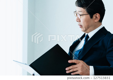 檢查材料的商人 127513831