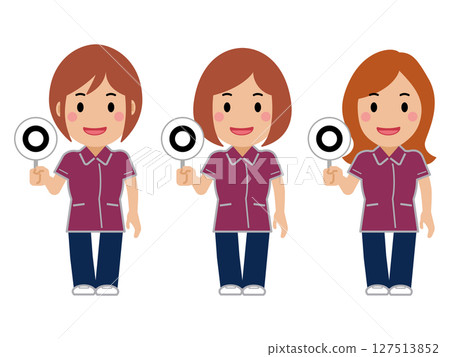 舉起正確答案卡。一位身穿赤褐色制服的女護士 127513852