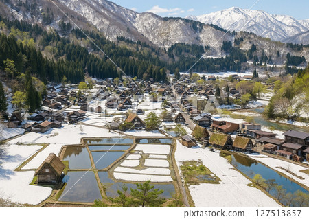 白川鄉：從荻町城跡展望台眺望白雪皚皚的合掌村 127513857
