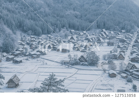 白川鄉：從荻町城跡展望台眺望白雪皚皚的合掌村 127513858