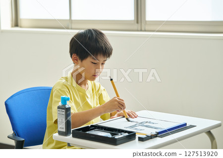 Elementary school students taking calligraphy lessons 127513920