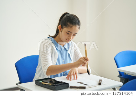 小學生正在上書法課 127514104