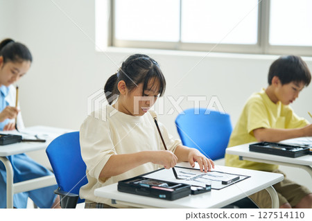 小學生正在上書法課 小學生正在上書法課 127514110