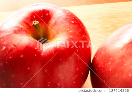 桌子上的紅蘋果 桌子上的紅蘋果 127514266