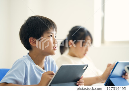 操作平板電腦的小學生 127514495