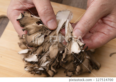 The process of making mushroom rice: Tear the maitake mushrooms by hand The process of making mushroom rice: Tear the maitake mushrooms by hand 127514700