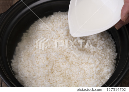 Steps for making mushroom rice: Add mirin 127514702