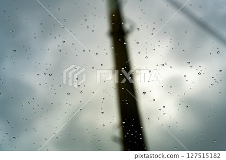 雨天窗外的風景倒映在窗外 127515182