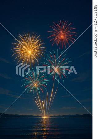 夜空中五彩繽紛的煙火及其在水面上的倒影 127515189