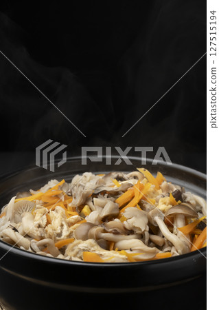 將米飯和蘑菇一起放入砂鍋中煮熟 將米飯和蘑菇一起放入砂鍋中煮熟 127515194