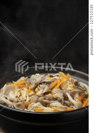 將米飯和蘑菇一起放入砂鍋中煮熟 127515195