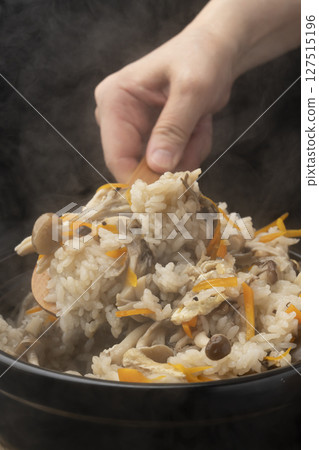 將米飯和蘑菇一起放入砂鍋中煮熟 127515196