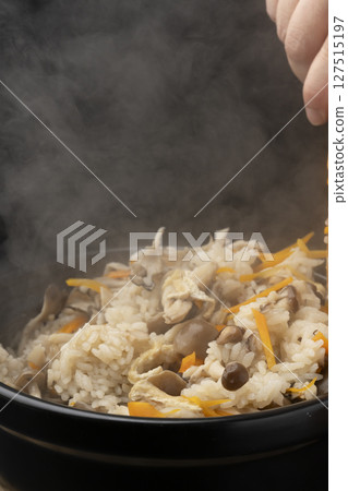 將米飯和蘑菇一起放入砂鍋中煮熟 127515197