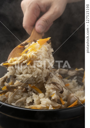 將米飯和蘑菇一起放入砂鍋中煮熟 127515198