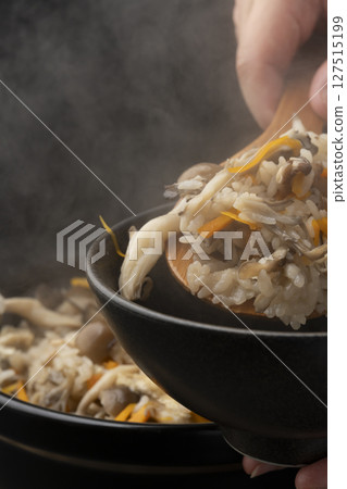 Arrange the rice with mushrooms cooked in a clay pot 127515199