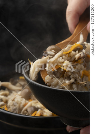 Arrange the rice with mushrooms cooked in a clay pot 127515200