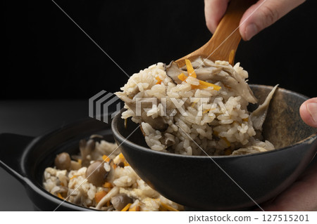 將米飯和蘑菇一起放入砂鍋中煮熟 127515201