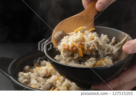 Arrange the rice with mushrooms cooked in a clay pot Arrange the rice with mushrooms cooked in a clay pot 127515203