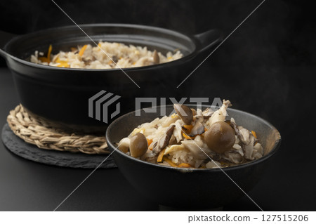 Arrange the rice with mushrooms cooked in a clay pot 127515206
