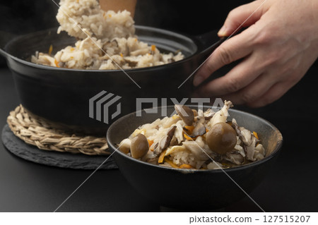 將米飯和蘑菇一起放入砂鍋中煮熟 將米飯和蘑菇一起放入砂鍋中煮熟 127515207