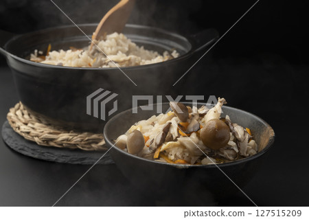 Arrange the rice with mushrooms cooked in a clay pot 127515209