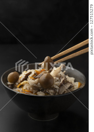 用陶罐煮熟的蘑菇飯盛在飯碗裡 127515279