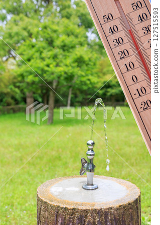 水合:外部溫度為 38°C 的溫度計和自來水 水合:外部溫度為 38°C 的溫度計和自來水 127515593