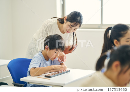 Elementary school students learning abacus 127515660