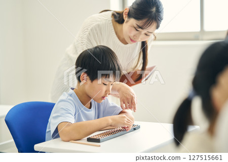 Elementary school students learning abacus 127515661