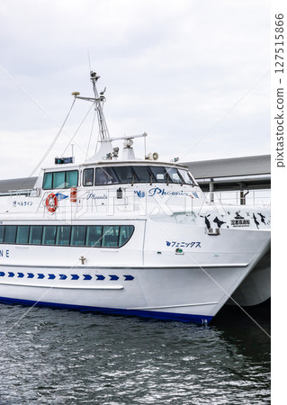 高速渡輪鳳凰號停泊在客運碼頭 127515866