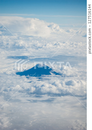 Spectacular view of Mt. Fuji floating in a sea of clouds 127516144