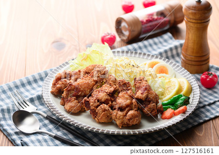 Deep-fried chicken wings 127516161