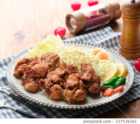 Deep-fried chicken wings 127516162